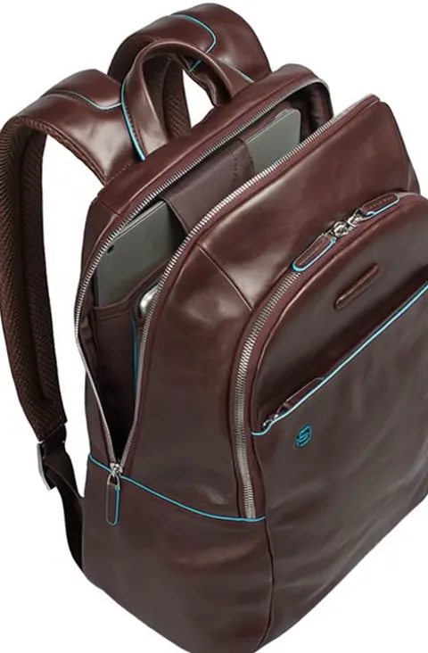The finale: the backpack at three-quarters, straps and back panel in frame. Ten seconds have circled the object and show