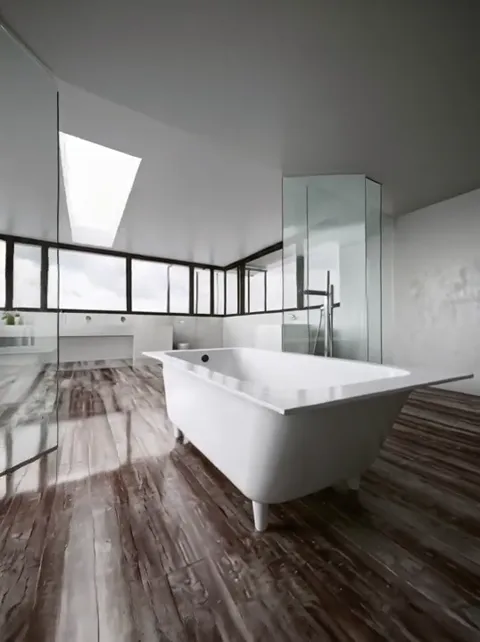 The camera swings on an arc and the bath turns. The bevelled rim reads, and the tub proves rectangular with radii rather