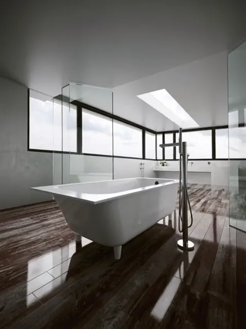 The finale: the bath nearly in profile, the window behind. Five seconds have circled the object the way a showroom lets 