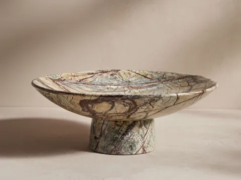 The finale: the bowl under side light, the rim casting a thin shadow inward. Five seconds have circled the object throug