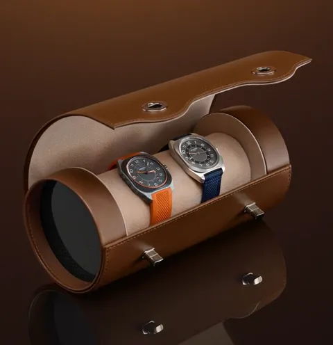 The finale from another angle: the watches in place, the carbon cap in frame. Five seconds have travelled from a closed 