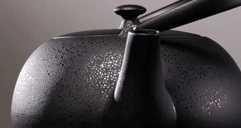 The finale: the light drops away, the grain goes into shadow, the pot turns nearly matte. Five seconds have shown that t