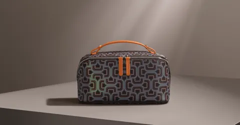 The light shifts and the pattern on the side gains depth. The design is not printed but woven: the lines stand proud of 