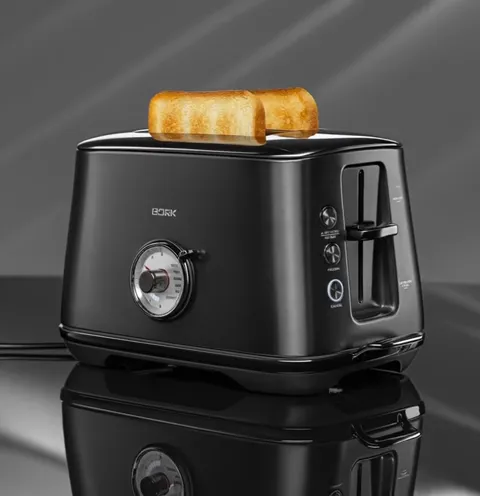 Light travels across the body from left to right. The matte finish does not flare while the chrome dial and lever catch 