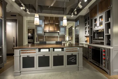 The finale: the island close, all the appliances in frame. Five seconds have walked the viewer through the kitchen the w