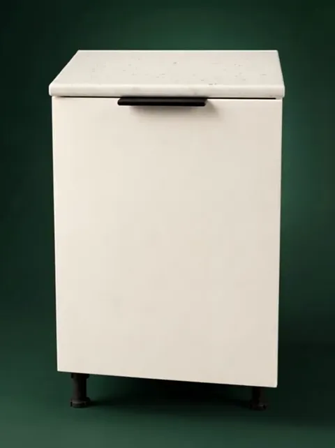 The module is closed: a white cabinet with a stone worktop and a black handle against dark green. The frame delivers siz