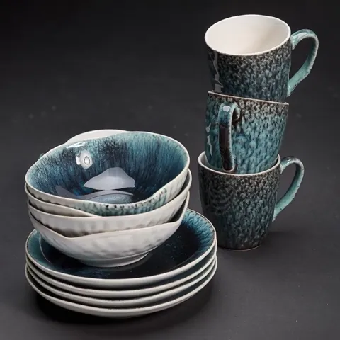 The finale: the set against dark, its contents fully visible. Five seconds have shown both the composition of the set an