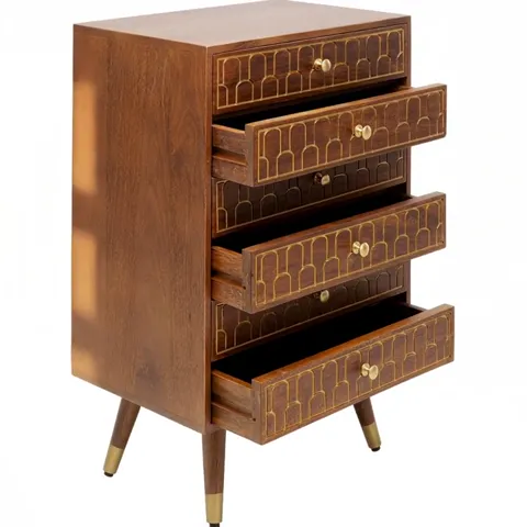 The finale: the chest at three-quarters, the drawers stepped. Five seconds have shown both the inlay and the internal vo