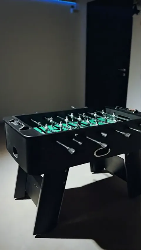 The finale: the table against dark, a long shadow. Eight seconds have shown the true footprint including the rods — a ph