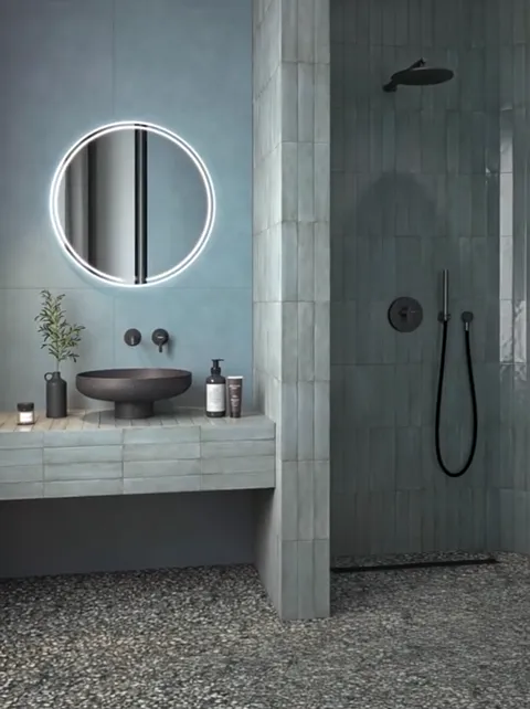 The shift continues and the shower zone opens up. The tile is laid in vertical bands, each differing in saturation from 