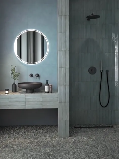 The finale: the mirror at the centre, the wall around it spread from pale blue to deep green. Five seconds have shown th