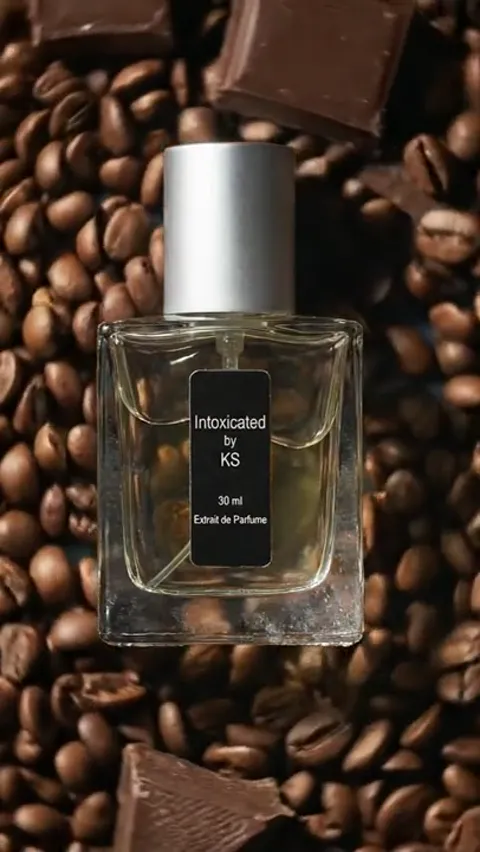 Closer to the bottle: the beans show through the glass. The background works as a hint about the notes rather than as de