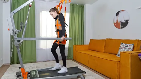 The finale: the person keeps walking, the trainer working. Eight seconds have explained what the machine is for without 