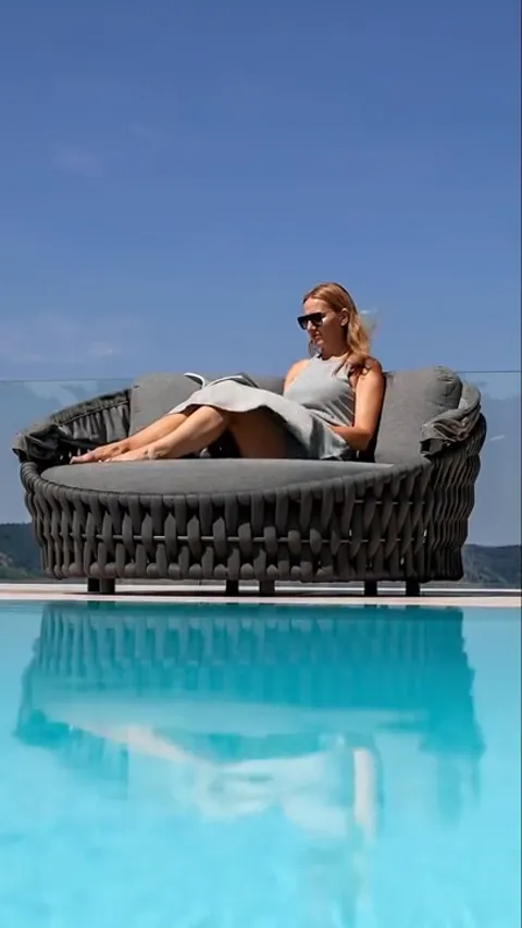 The finale: she leans back, the daybed reflected in the water. Eight seconds have shown that a hooded daybed is not a me