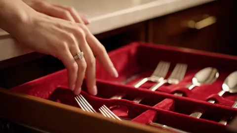 The finale: the hand above the cutlery, the ring in focus. Eight seconds have shown a diamond on a living hand against d
