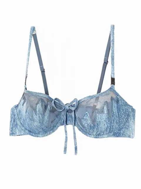 The finale: facing us again, the bow tied. Ten seconds have circled the garment — in lingerie that stands in for a fitti
