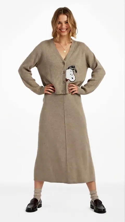 The finale: standing face-on, the set at rest. Eight seconds have shown the knit in motion — on a hanger it looks denser
