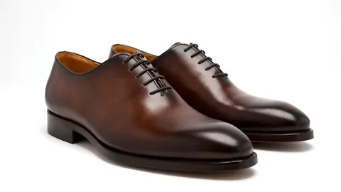 A lower frame brings in the sole and the welt. The thickness of the leather is legible, and the heel is stacked rather t