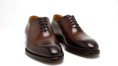 The finale: the pair side by side at three-quarters. Eight seconds have circled the shoes — the circuit a buyer performs
