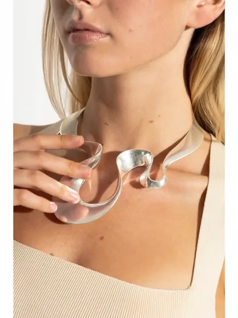 A hand adjusts the piece and the ribbon turns. It proves to be one continuous strip of metal rather than a set of links.