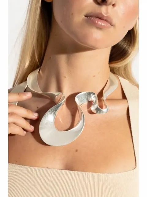 The finale: a bend of the ribbon at the centre, light along the edge. Five seconds have shown a sculptural piece from fo