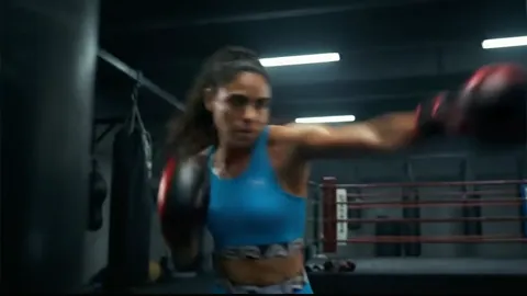 The finale: the boxer on guard, both gloves in frame. Eight seconds have shown the gloves under load — the only state in