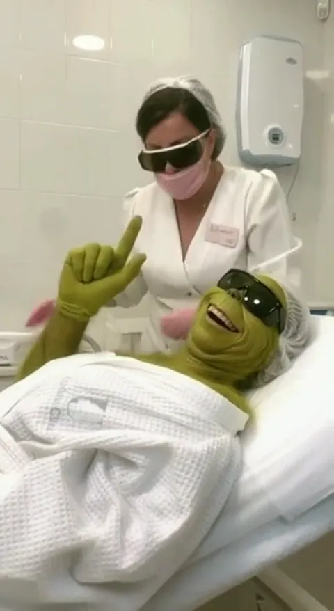 The finale: the character in dark glasses raises a finger, the therapist above. Seven seconds have sold not a procedure 
