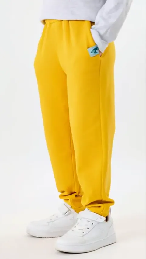 The finale: facing us again, the cuffs gathered by elastic. Eight seconds have circled the garment — what takes four pho